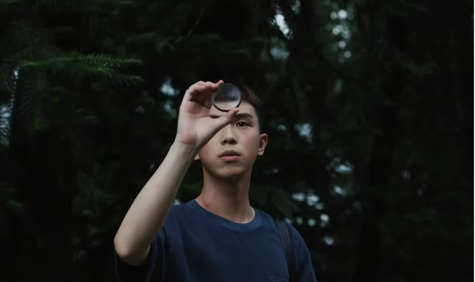 為什麼男人會在聊天中不自覺稱讚你或問感情問題？封面